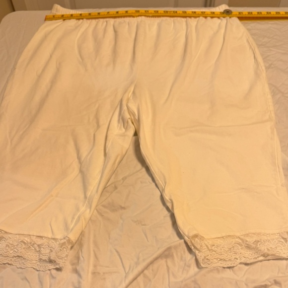 Ivory Capri Leggings w/ Lace Hem - Picture 2 of 11